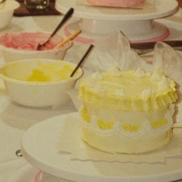 Kleine gelbe Torte mit Buttercreme-Rüschen