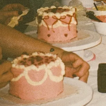 Rosa Vintage-Torte mit Schleifen und Herzen