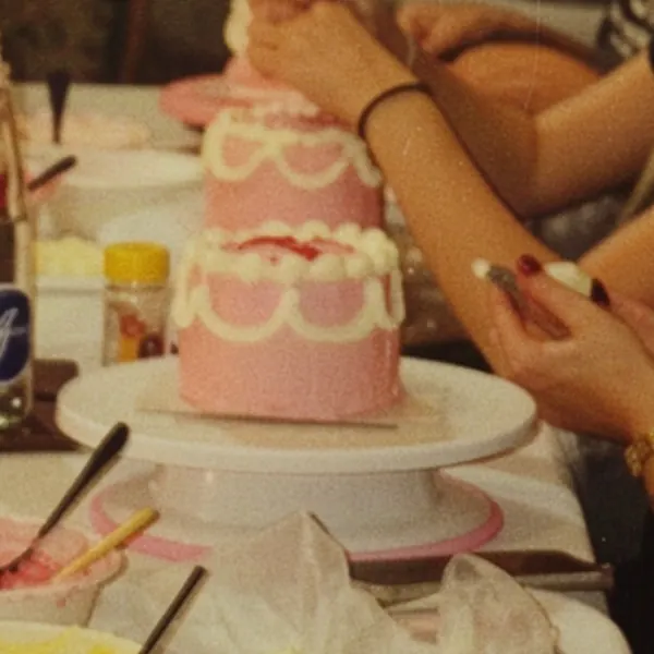 Rosa Etagentorte mit Bögen aus Buttercreme