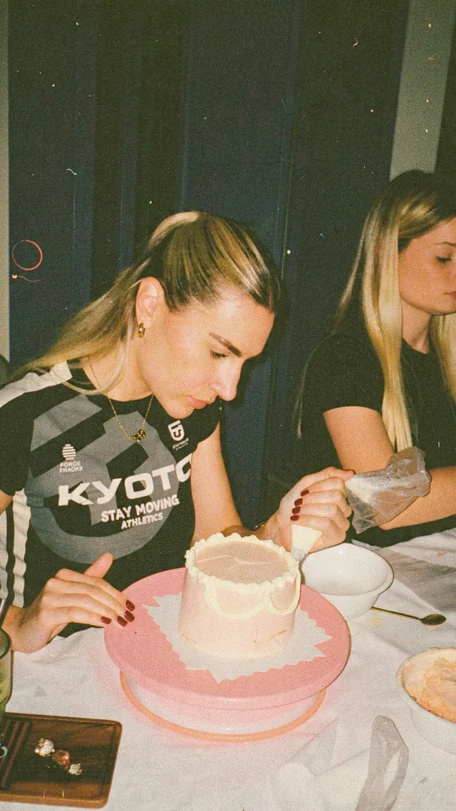 Teilnehmerin verziert ihre Torte mit dem Spritzbeutel